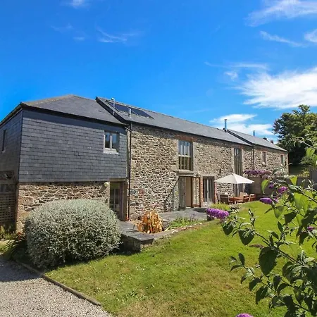 Pennare Barton Large Barn * Helston